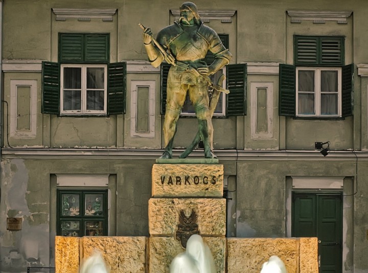 Varkocs György várkapitány szobra